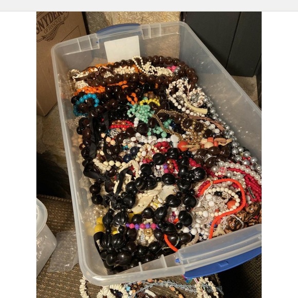 Lot of Costume Jewelry unsearched untested 2-3 lbs vintage/designer +FRE… - Picture 9 of 10